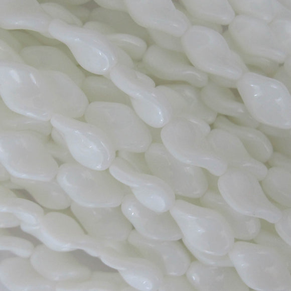 Cz 13x8mm twist pearlised white 16pcs