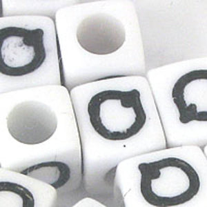 Plas 7mm cube black/white letter Q 500p