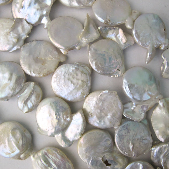 Semi prec 22mm coin white pearl 20pc