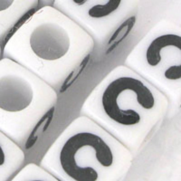 Plas 7mm cube black/white letter C 20pcs