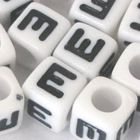 Plas 7mm cube black/white letter E 20pcs