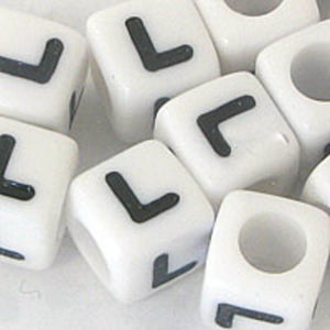 Plas 7mm cube black/white letter L 20pcs