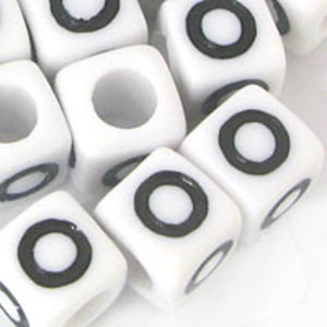Plas 7mm cube black/white letter O 20pcs