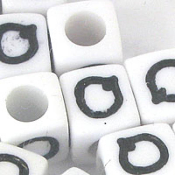 Plas 7mm cube black/white letter Q 20pcs
